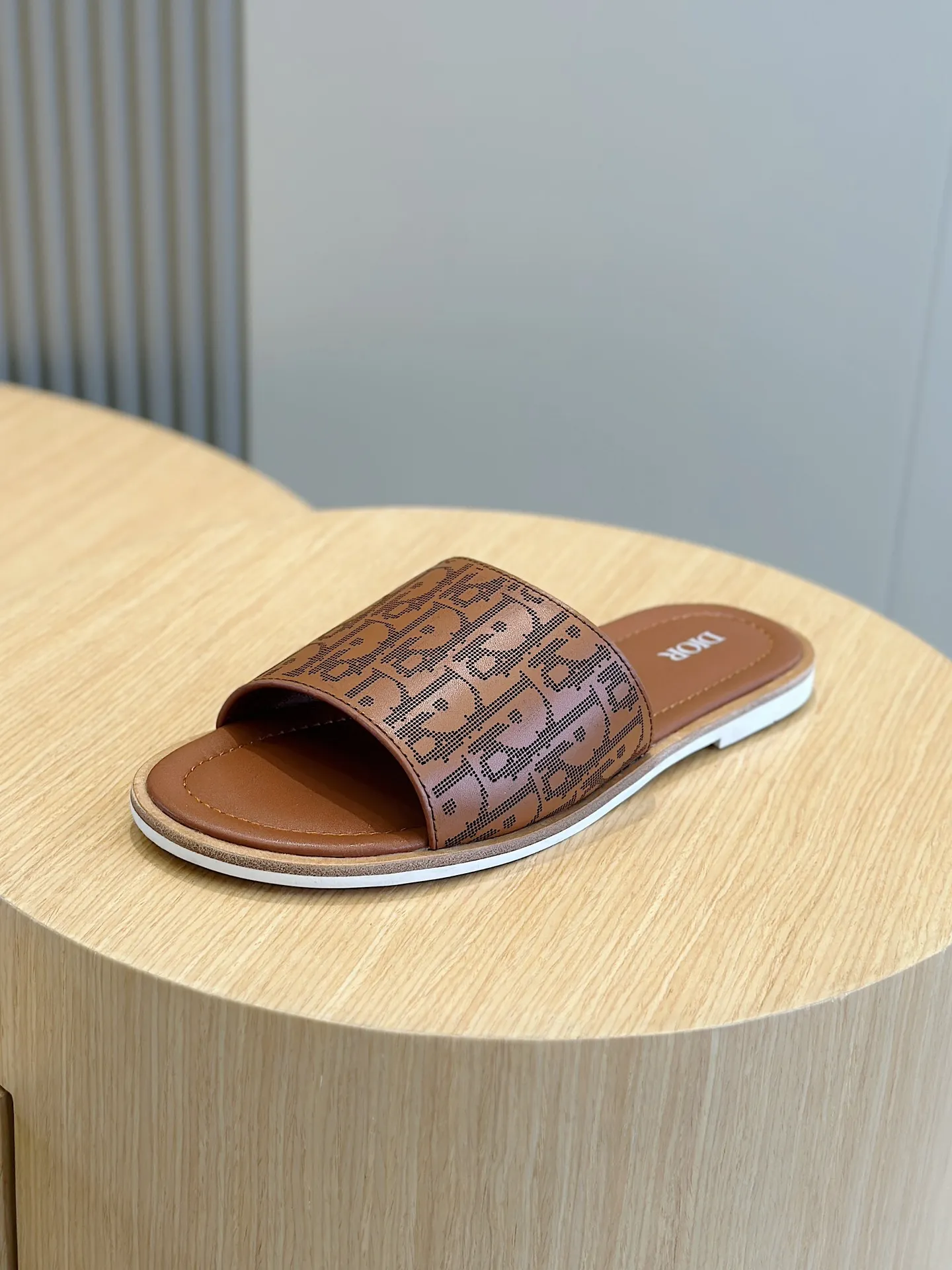 P320 Dior Alias ​​Men's Genuine Leather Slippers This Alias ​​sandal is new for summer, showing casual and elegant style. Carefully crafted from grained cow leather and Oblique printed fabric, with cowhide lining! Cross strap design. The imported cowhide leather and rubber sole adds sophistication and comfort, while Oblique print-effect anti-slip panels add style. Size: 39-44 (customized at 38.45)
